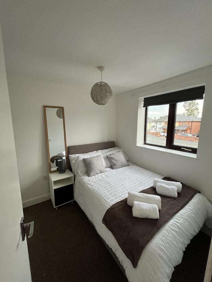 Spacious 1 Bedroom Apartment With Free Parking Wednesbury Exterior photo